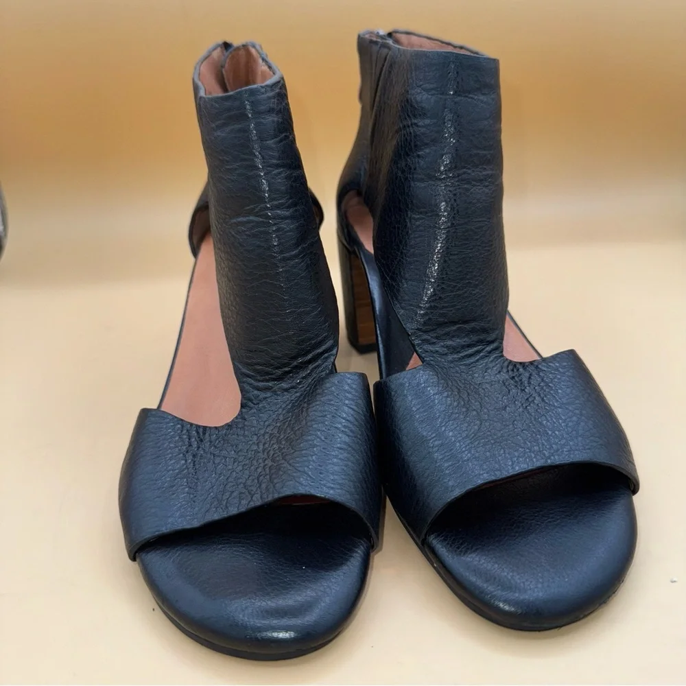 Kenneth Cole elastic goring